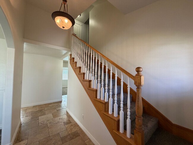 Building Photo - SPACIOUS HOME IN LAVERKIN FOR RENT!