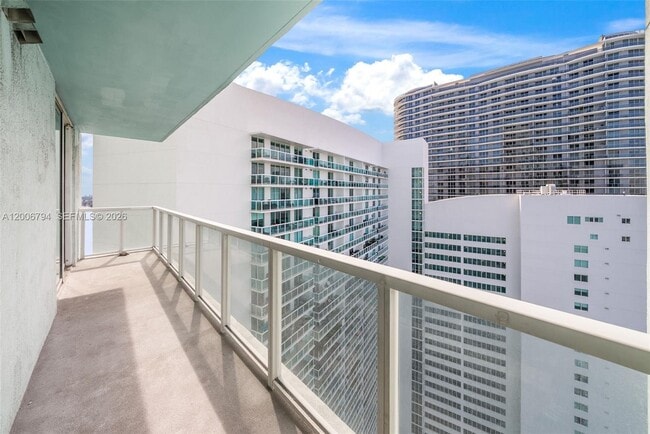 Building Photo - 1900 N Bayshore Dr