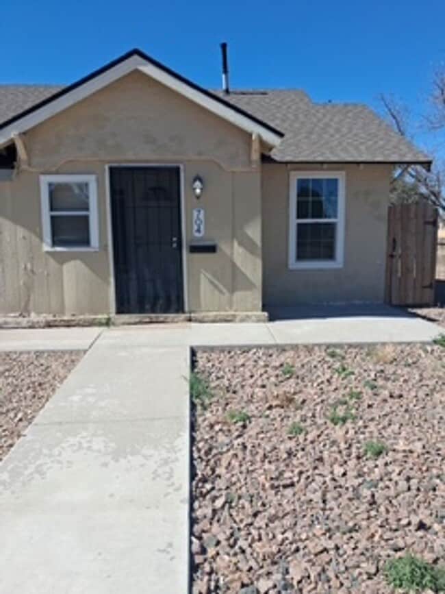 Building Photo - 704 S Abilene Ave