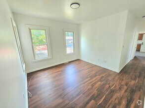 Building Photo - 483 Ferry St