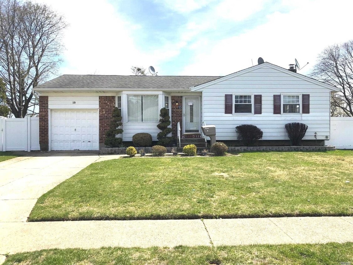 15 Lisa Dr, Deer Park, NY 11729 House for Rent in Deer Park, NY