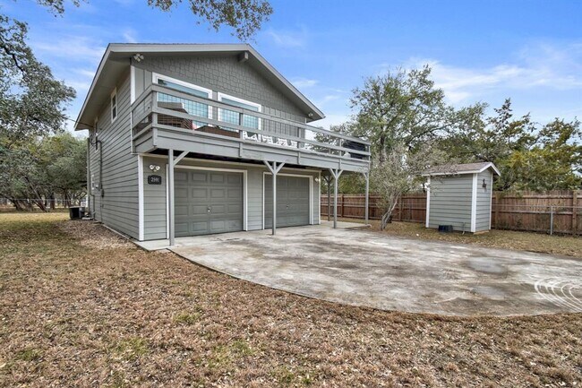 Building Photo - 2591 Lakeshore Dr