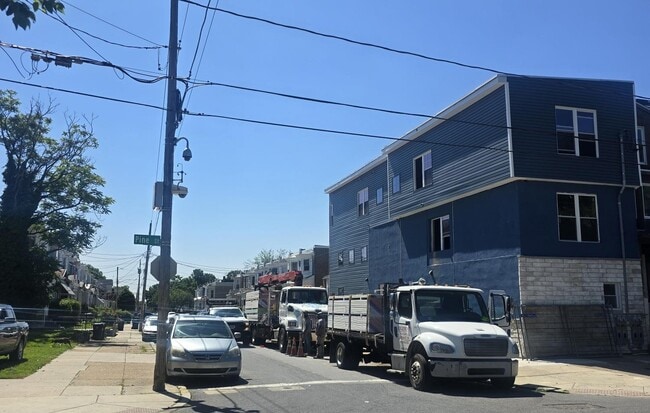 Building Photo - 2122 N Pine St