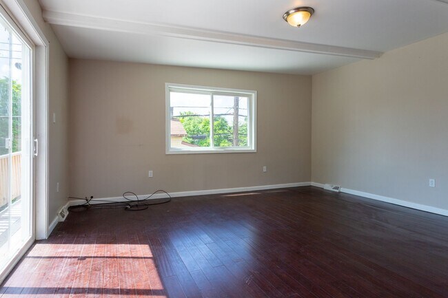 Building Photo - AVAILABLE JUNE - Beautiful, 3 Bed House wi...