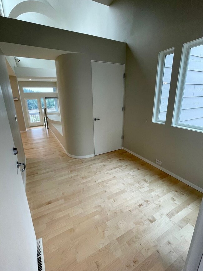 Building Photo - Breathtaking views of Chuckanut Bay!!