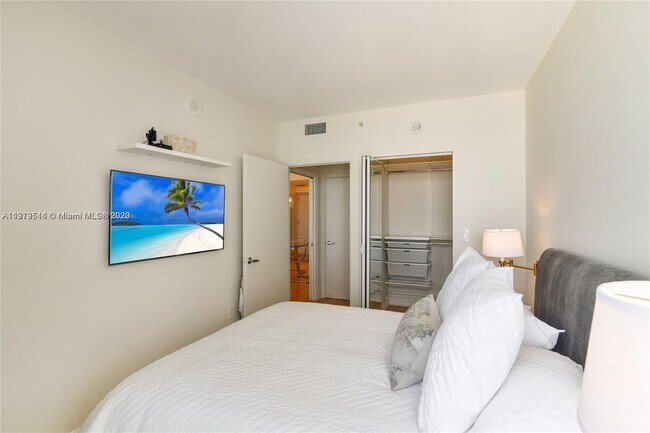 Foto del edificio - 6365 Collins Ave