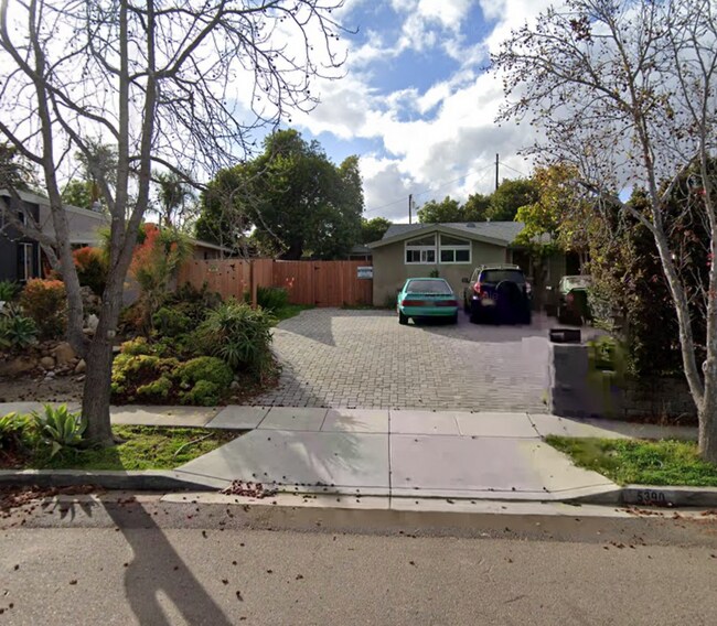 Building Photo - 6 Rooms, 3 Bathrooms with Driveway Parking!