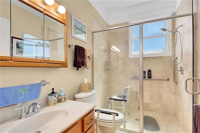 bath - 919 Egmont St
