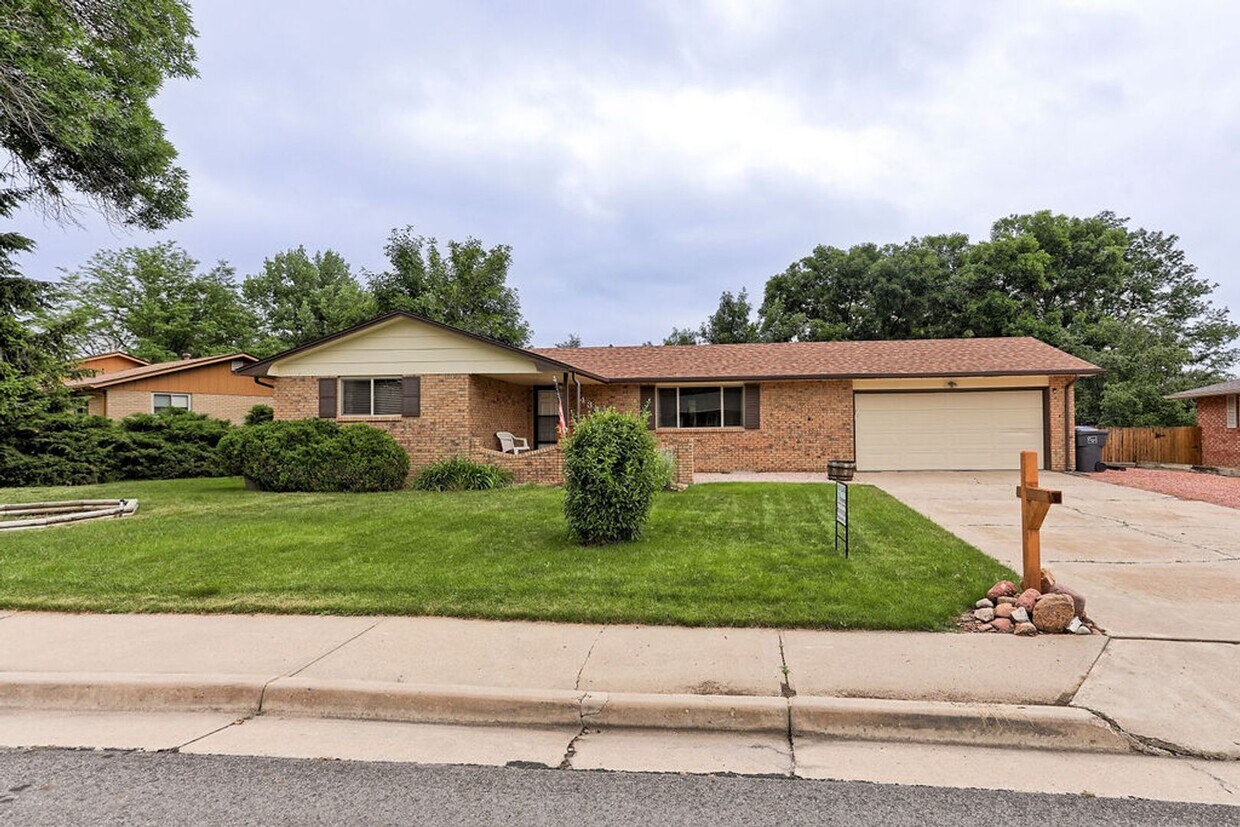 Foto principal - 2 Bedroom Ranch in Loveland with finished ...