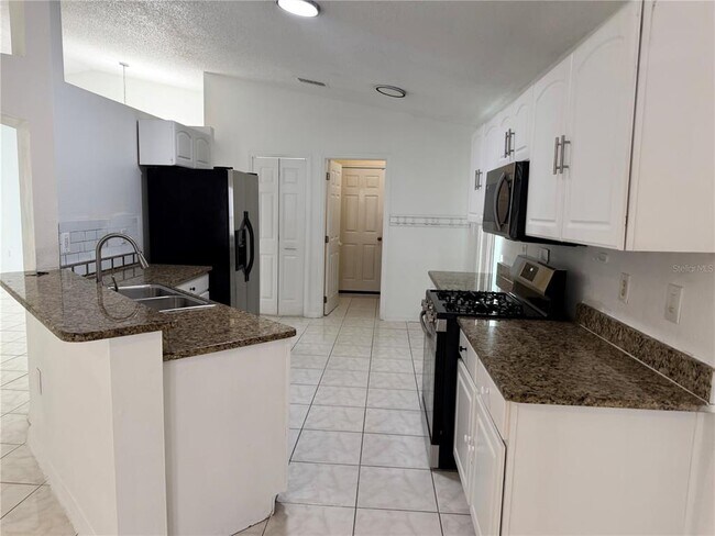 Building Photo - 161 China Berry Cir