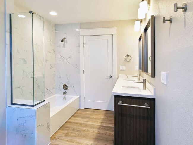 Foto del edificio - Completely Remodeled! Light Filled Rare Two-Level Duplex Walking Distance to Clinton, Division & ...