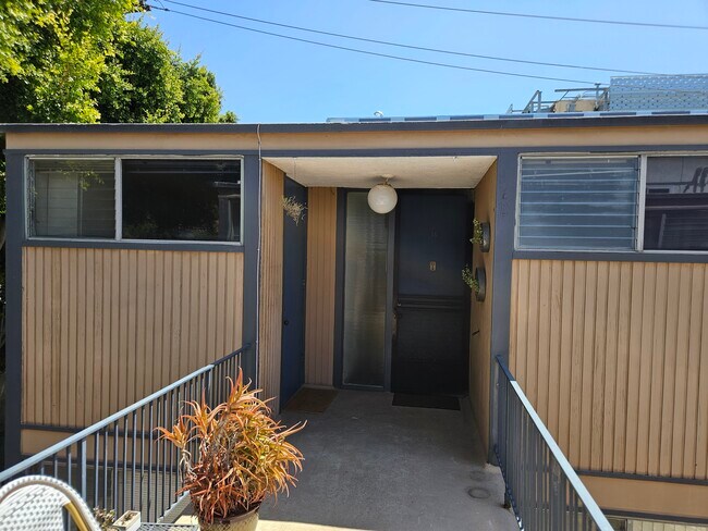 Entrada a la unidad 15 - 1145 Yale St