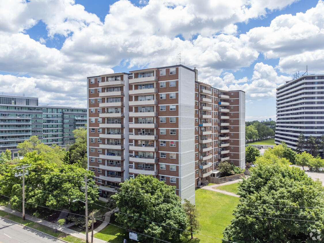 Primary Photo - Rosslyn Residence
