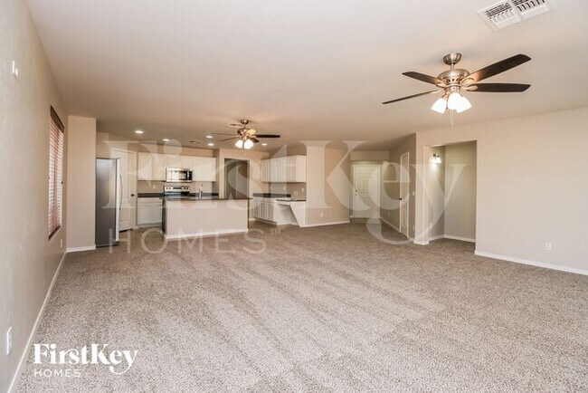 Foto del edificio - 914 W Desert Canyon Dr