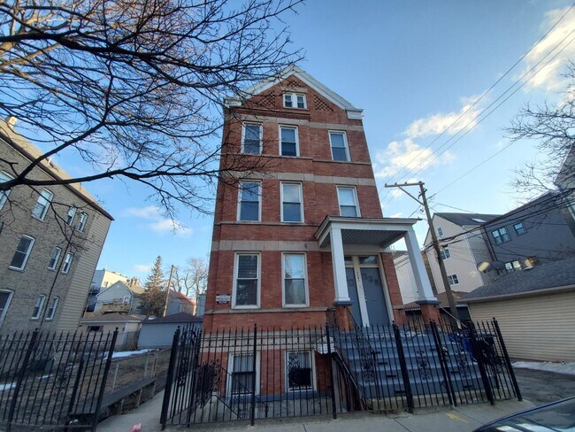 Building Photo - 2247 W Medill Ave