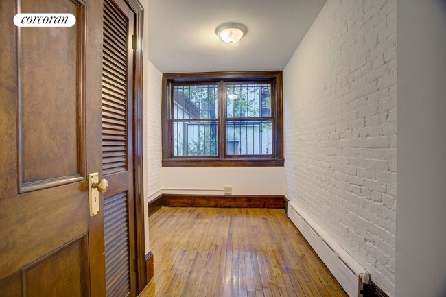 Building Photo - 148 W 70th St
