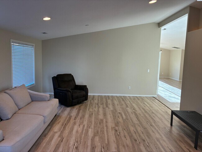 Foto del edificio - Great Back Yard! Lawn Care Included