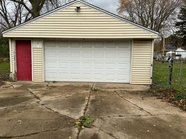 Building Photo - 3 Bedroom, 2 bath single family home.