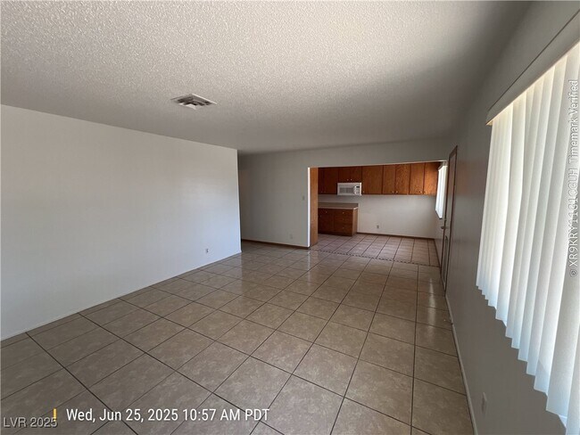 Foto del edificio - 5309 Longridge Ave