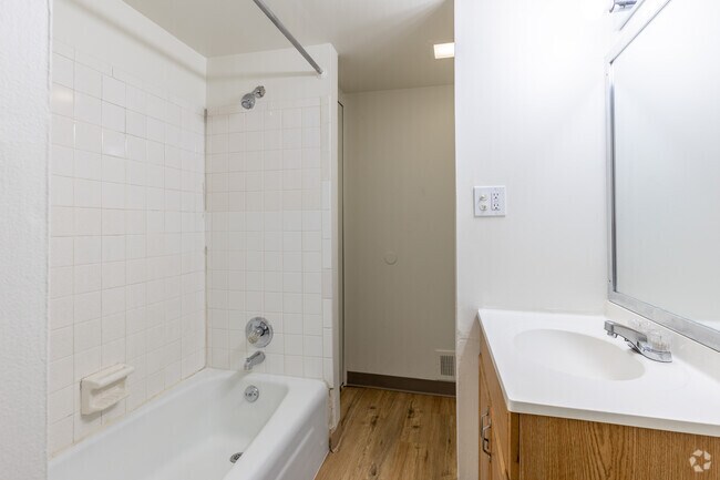 1 habitación, 1 baño, 700 pies cuadrados, baño - Metro Woods Apartments