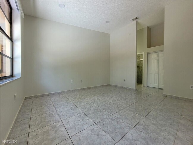 Foto del edificio - 3 br, 2 bath House - 19250 NW 67th Pl