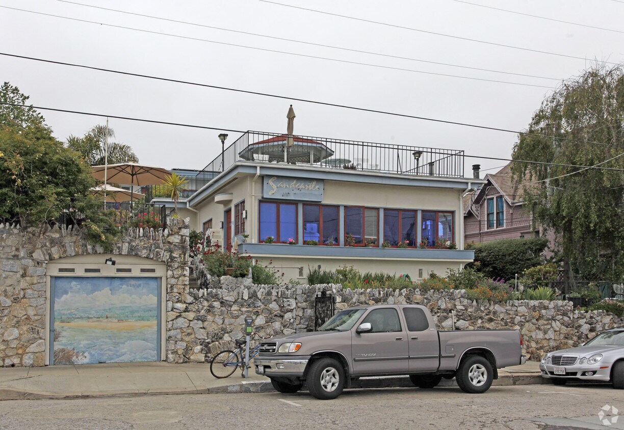Primary Photo - Sandcastle Inn Apartments