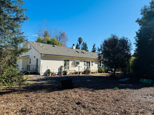 Building Photo - Country Living at Its Finest: A 3.06-Acre ...