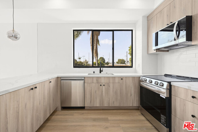 Building Photo - 3561 1/2 Beethoven St