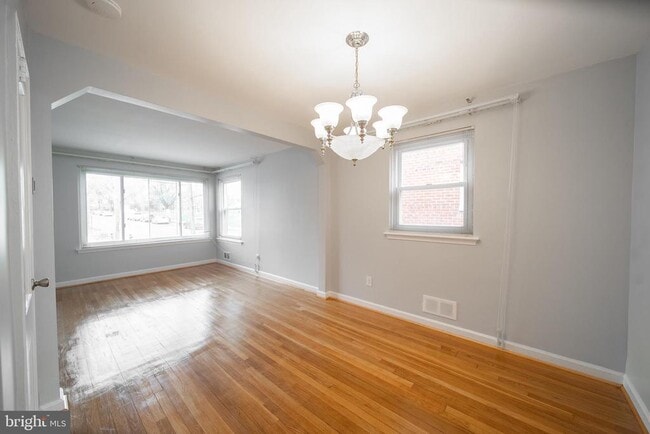 Building Photo - 604 Nicholson St NE