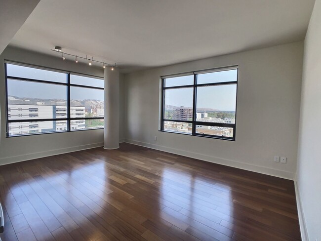 Building Photo - Stunning 2 Bedroom/2 Bathroom Condo For Re...