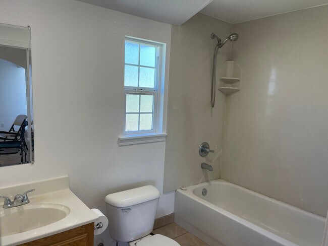 Foto del edificio - 2br Home on Acreage - Animals Welcome!