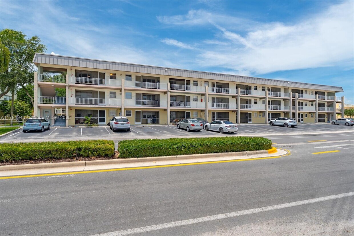 Foto principal - 250 Layne Blvd