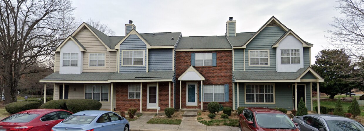 Primary Photo - 2 bedrooms and 2.5 baths located in Univer...