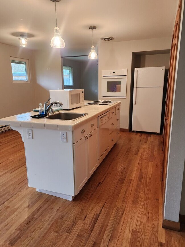Building Photo - Charming duplex unit near Lynwood Center w...