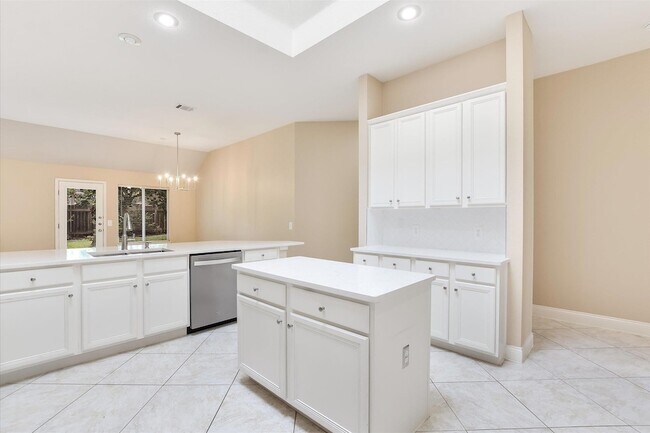 Building Photo - 7200 Quimper Ln