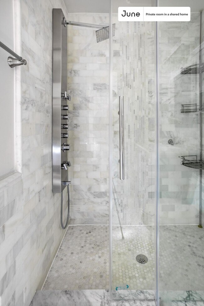 Building Photo - Private bedroom in 4 bed/3.5 bath Home