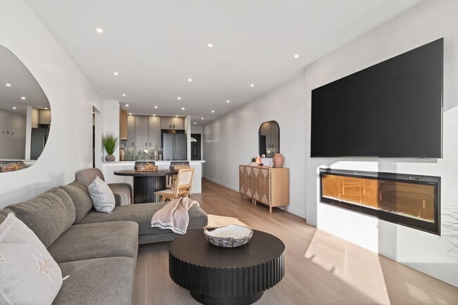 Building Photo - 218 E Surfside Dr