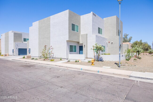 Foto del edificio - 15636 N 29th St