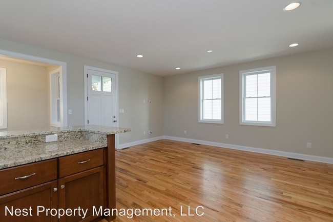 Building Photo - 3 br, 3 bath House - 823 King Street