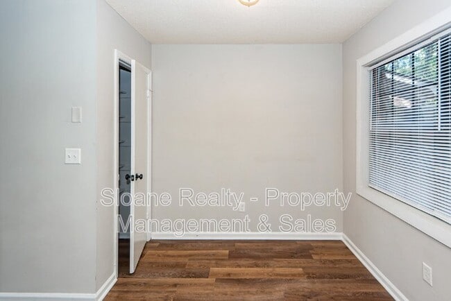 Foto del edificio - 296 Fleming Rd