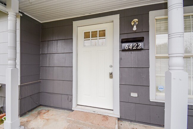 Foto del edificio - 6422 Sherwood Dr