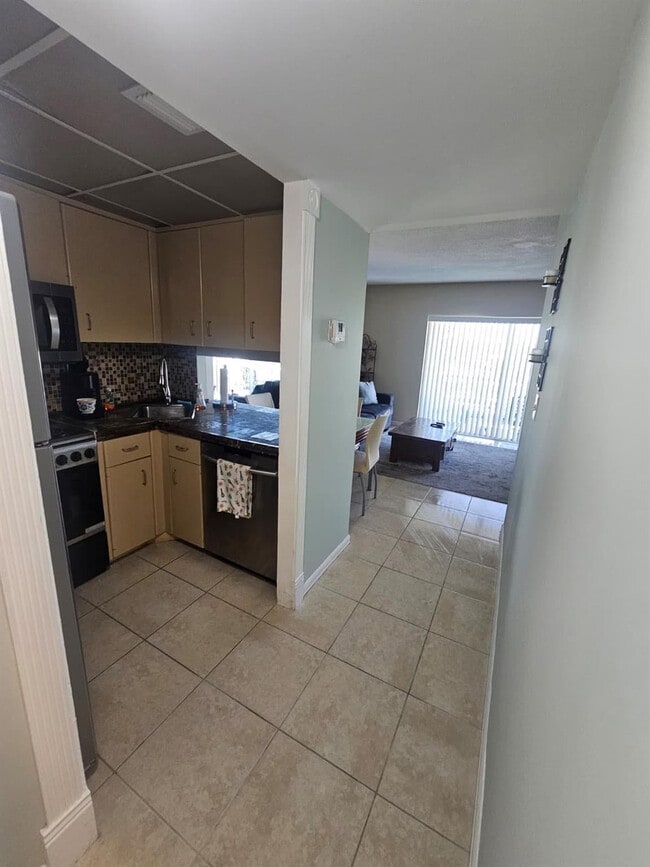 Building Photo - 2900 NE 30th St