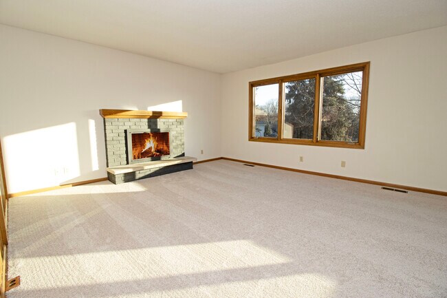Building Photo - 6760 Cottonwood Ln N