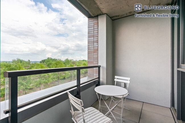 Foto del edificio - 3030 Potomac Ave