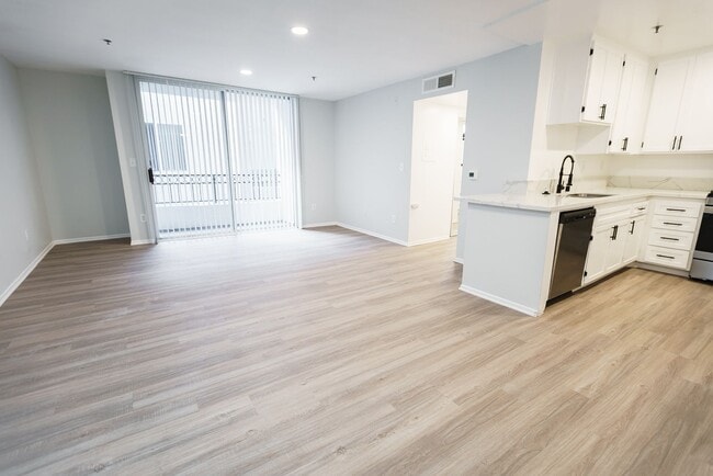 Interior Photo - 315 South Virgil Ave