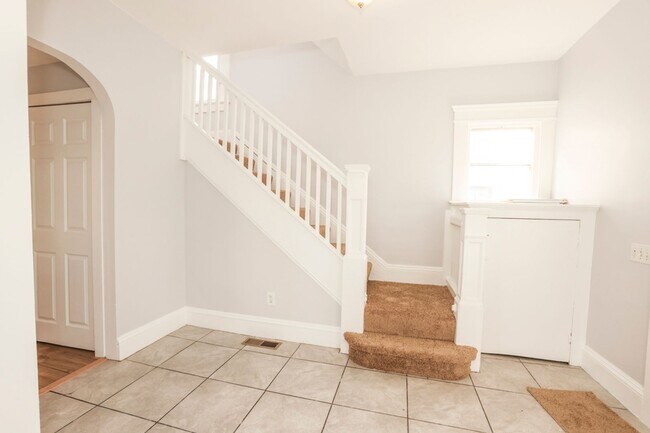 Foto del edificio - GREAT SINGLE FAMILY HOUSE . WAITING FOR YOU TO CALL HOME !!