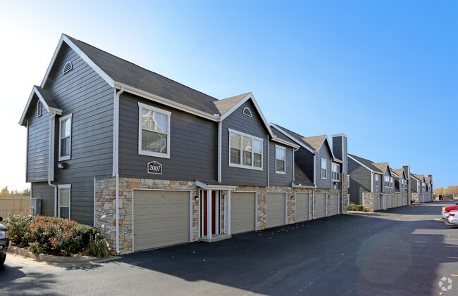 Exterior del edificio con garajes | Apartamentos en Owasso OK | Villas en Bailey Ranch - Villas at Bailey Ranch Apartment Homes