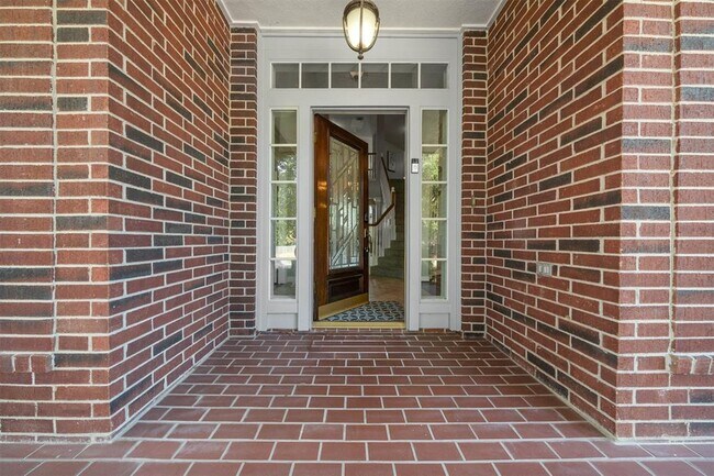 Foto del edificio - 4319 Oak Forest Dr