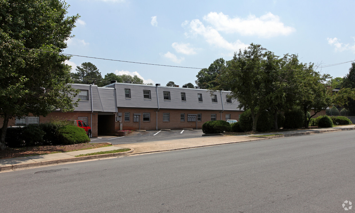 Primary Photo - Chateau Apartments