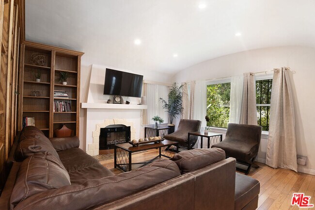 Building Photo - 517 N Poinsettia Pl